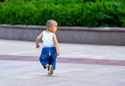 小家伙回头找妈妈！