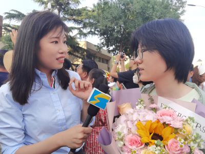 2025高最后考天鲜花、拥抱、合影…（2）