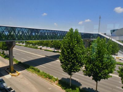 8号地铁过街廊桥
