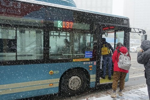 风雪路归人