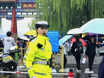 雨中女交警  （2）