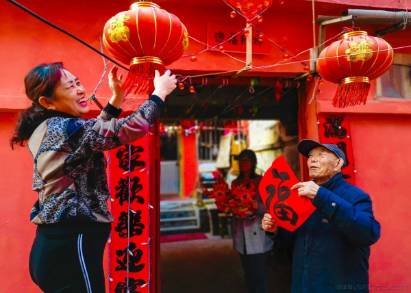 异地过年乐融融