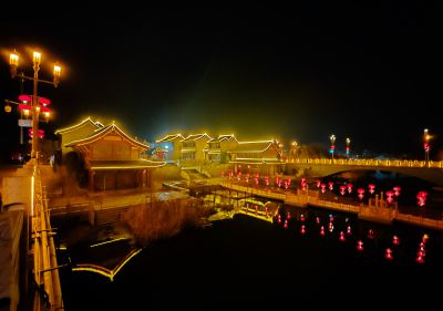 《一河灯笼，满岸新春》