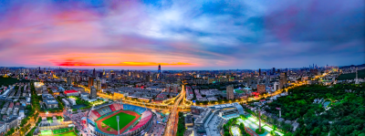 体育场与城市的黄昏之约