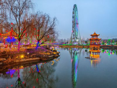 《彩灯映水，游园新春夜》