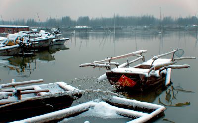 《湖上雪泊》