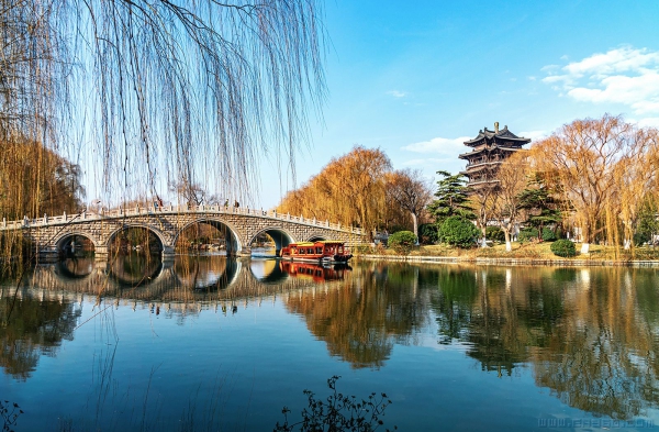 《大明湖》