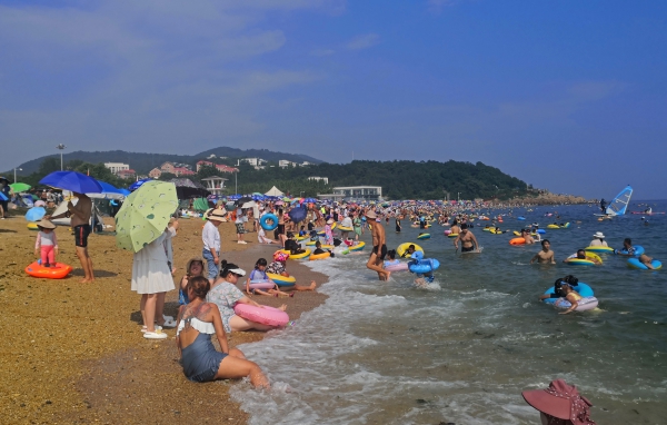 沸腾的海滨浴场